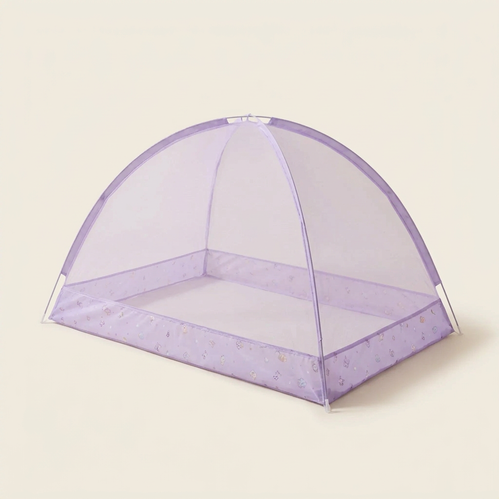 Moustiquaire lit bébé Cocon Violet déployée, vue de trois quarts sur fond clair