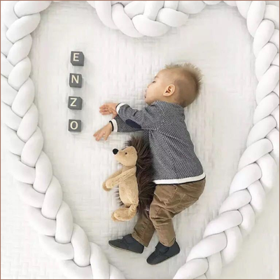 Tresse de lit blanche en forme de câlin pour bébé