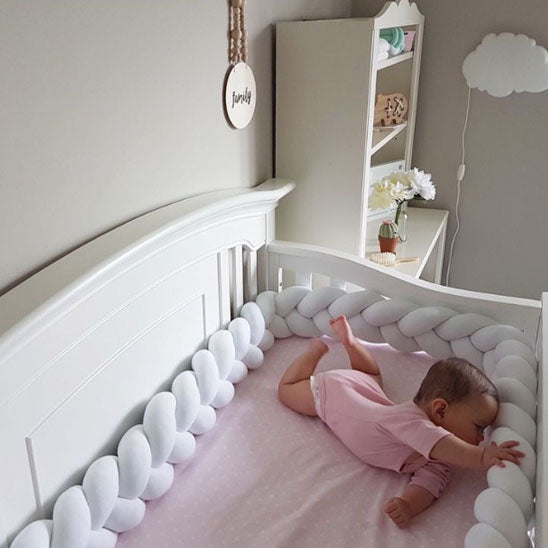 Tresse de lit blanche moelleuse pour le confort de bébé