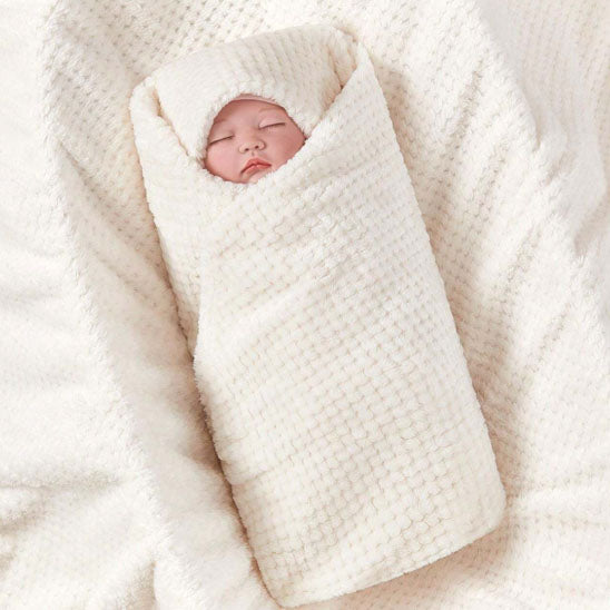 Bébé emmitouflé dans une couverture bébé blanche cocoon
