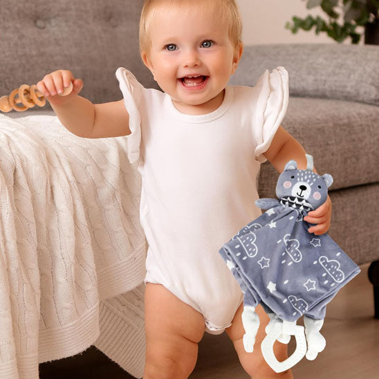 Bébé joyeux tenant un doudou renard bleu avec nuages