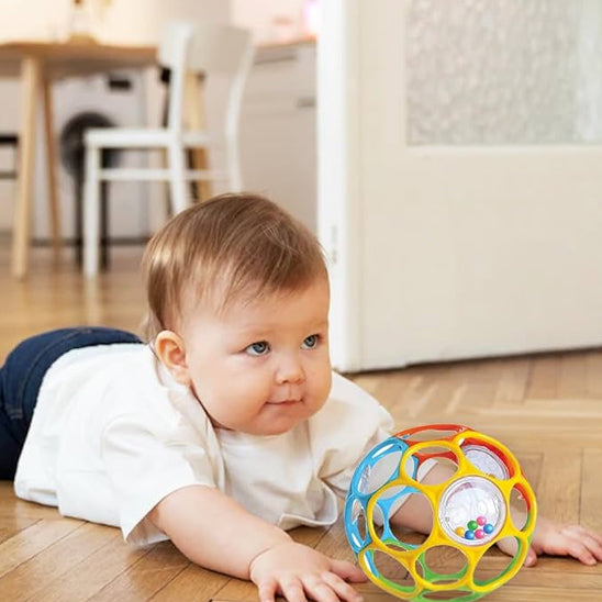 La balle sensorielle en plusieurs couleurs vives pour stimuler la perception visuelle