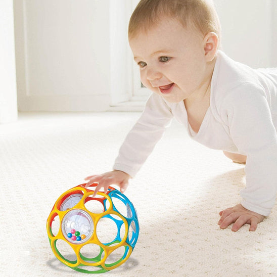 Parent montrant la balle sensorielle pour illustrer sa légÚreté et sa souplesse