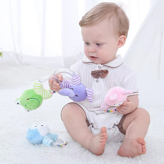 Zoom sur les textures et couleurs du hochet bébé apaisant, stimulant les sens de bébé
