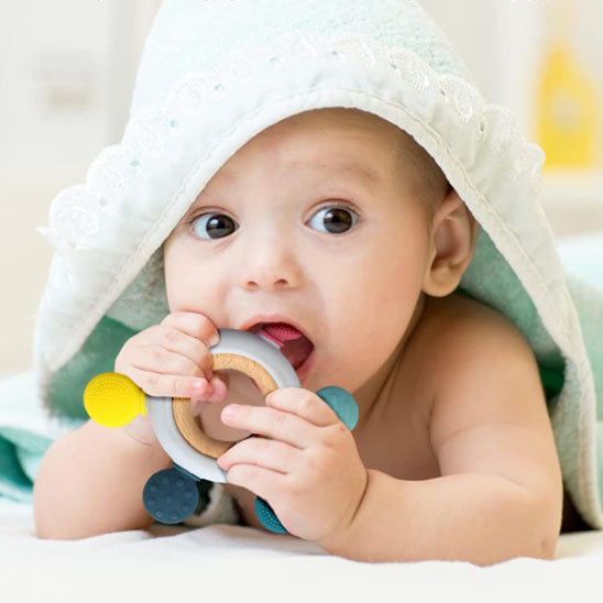 Hochet bébé ergonomique conçu pour une prise en main facile par bébé