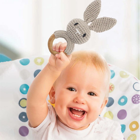 Hochet bois naturel gris en forme de lapin - Parfait pour les petites mains de bébé