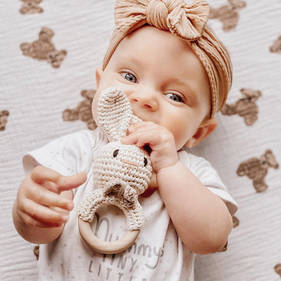 Hochet en bois naturel pour bébé - Forme lapin rose - Idéal pour la dentition