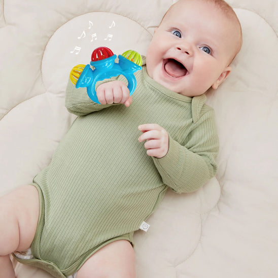 Bébé souriant en jouant avec le hochet Clochette Douceur