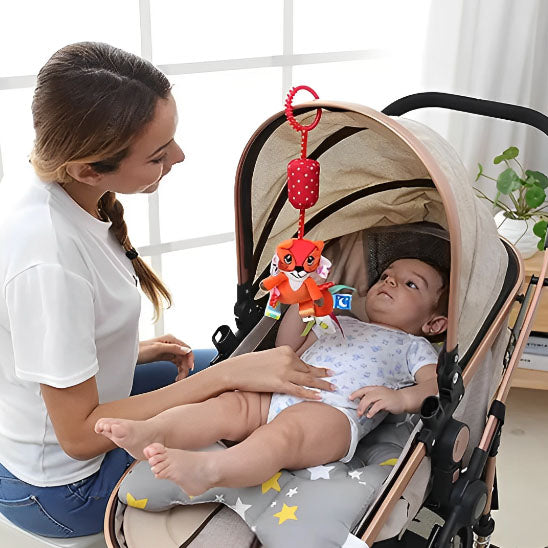 Hochet nomade stimulant les sens de bébé grâce à ses couleurs et sons doux