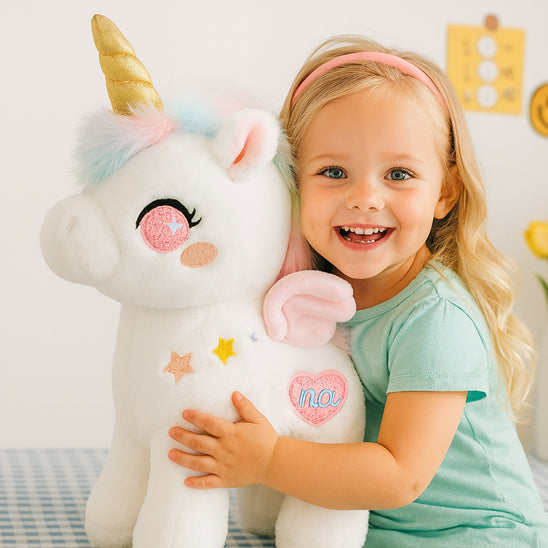 fillette souriante câline peluche licorne