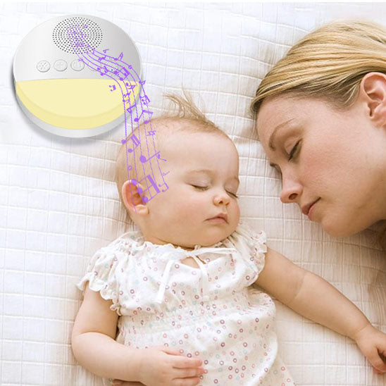 Maman et bébé dorment sereinement avec la veilleuse bruit blanc - NuageBlanc