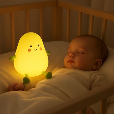 Bébé endormi avec veilleuse poire allumée dans son lit