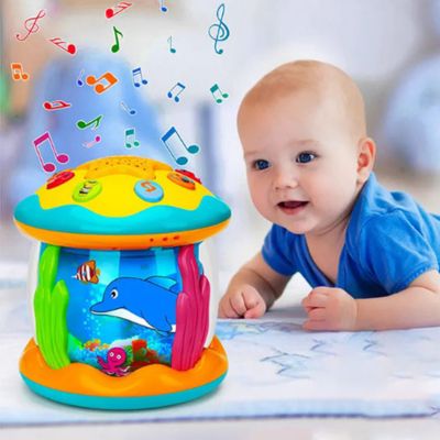 projecteur étoilé musical avec bébé curieux