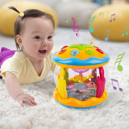 bébé souriant avec projecteur ciel étoilé coloré