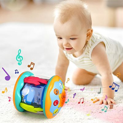 bébé qui pousse un projecteur lumineux musical