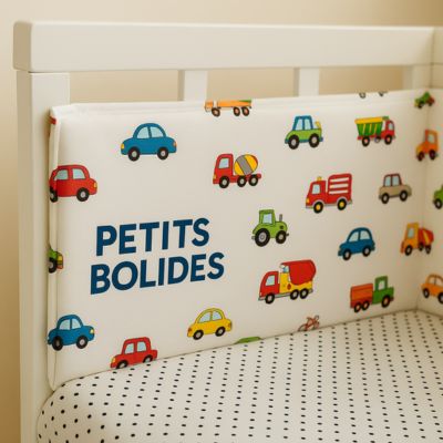 Zoom sur le motif Petits Bolides avec texte