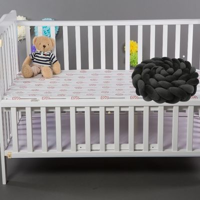 TRESSE DE LIT BEBE - Nuances Obscures dans une chambre moderne