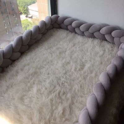 TRESSE DE LIT BEBE - Nuances Obscures installée dans un lit bébé