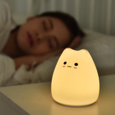 une-veilleuse-chaton-en-action-dans-une chambre