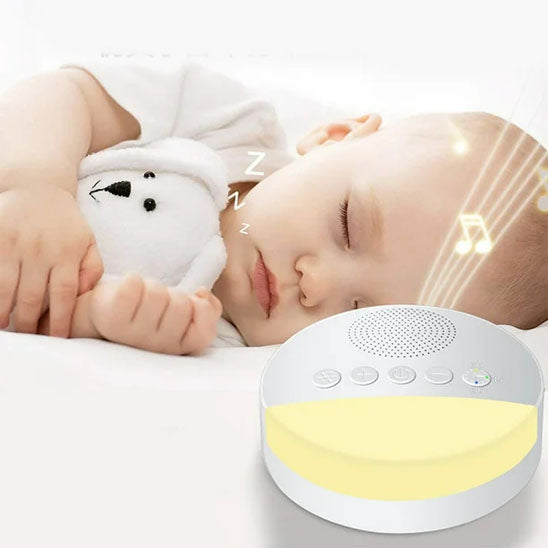 Bébé endormi avec un doudou et la veilleuse bruit blanc - NuageBlanc