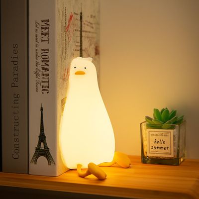 Veilleuse Lazy Duck posée sur une étagère, créant une ambiance calme et chaleureuse