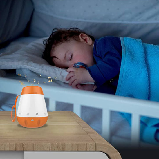 Bébé endormi paisiblement dans son lit grùce à la veilleuse LumiZen