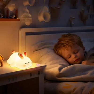 Veilleuse lapin à côté de bébé