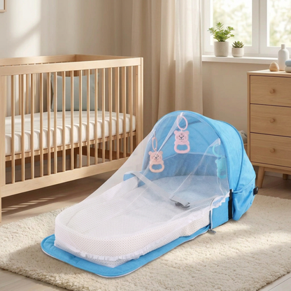 Lit bébé moustiquaire bleu avec couchage bébé, vue rapprochée.