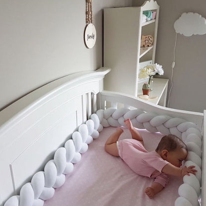Tresse de lit blanche 4 mètres dans un lit bébé