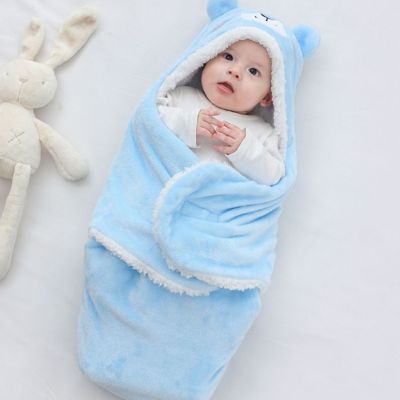 Bébé allongé nid d’ange polaire ours