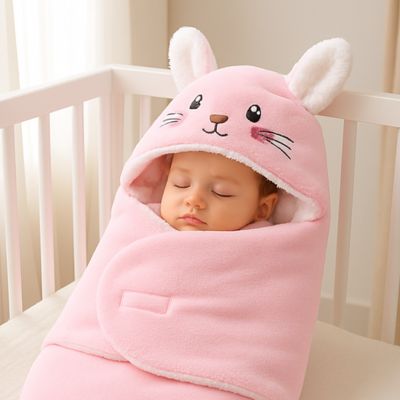 Bébé au lit couverture nid d’ange polaire lapin