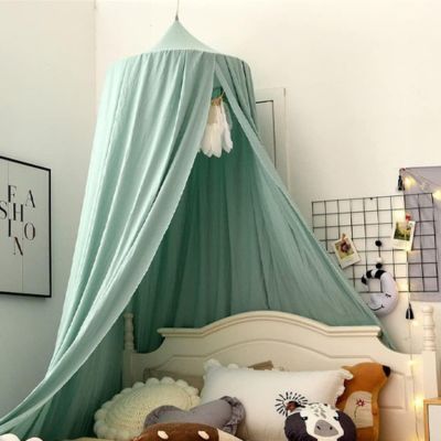 Ciel de lit bébé vert menthe au-dessus du lit