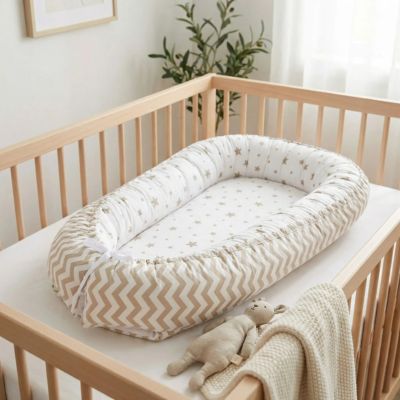 cocon bébé dans lit en bois clair