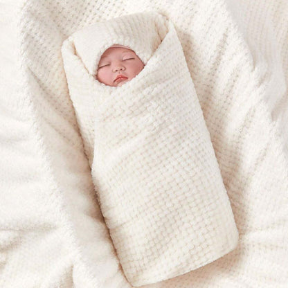 Bébé emmitouflé dans une couverture bébé blanche cocoon