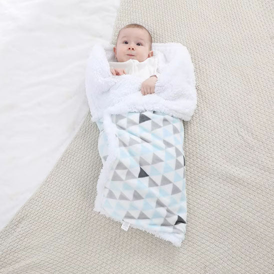 Couverture bébé pliée à motifs triangles et intérieur blanc