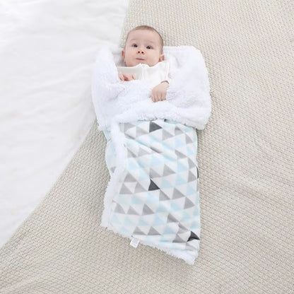 Couverture bébé pliée à motifs triangles et intérieur blanc