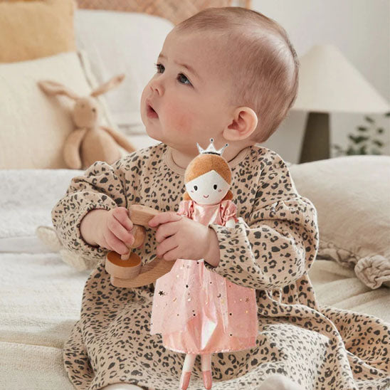 bébé jouant avec le doudou CâlineLina princesse