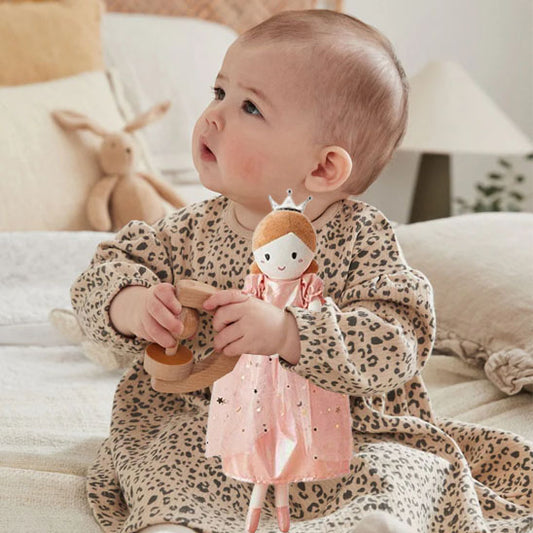 bébé jouant avec le doudou CâlineLina princesse