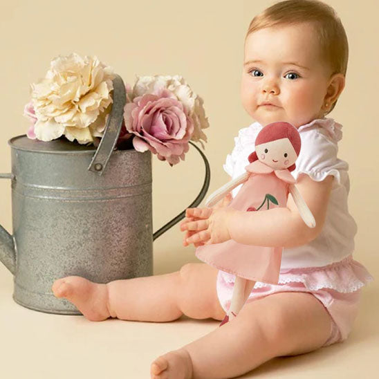 bébé tenant le doudou FéeSucrée cerise
