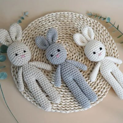 Doudou lapin posé sur lit bébé