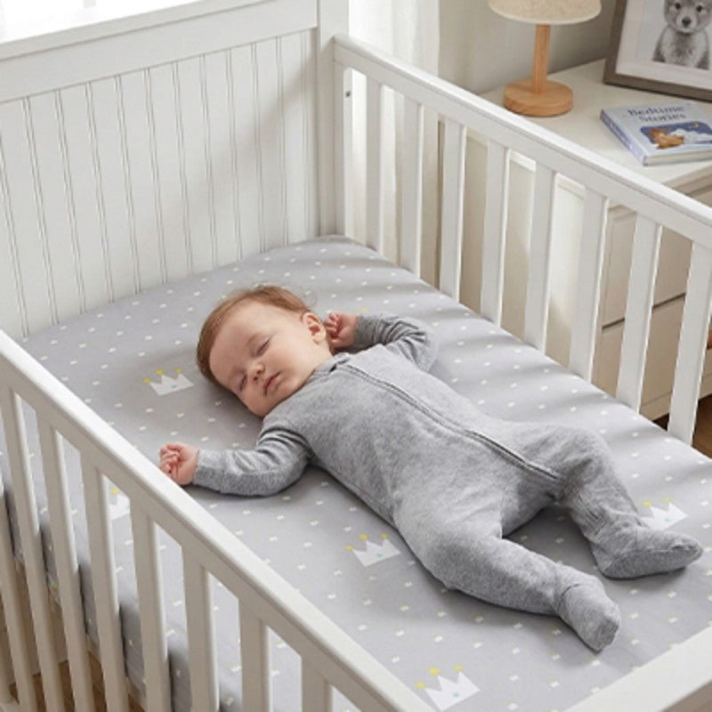 Drap housse bébé gris couronnes lit blanc