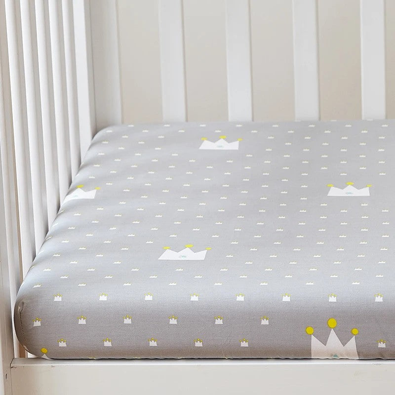 Drap housse lit bébé couronnes sur matelas