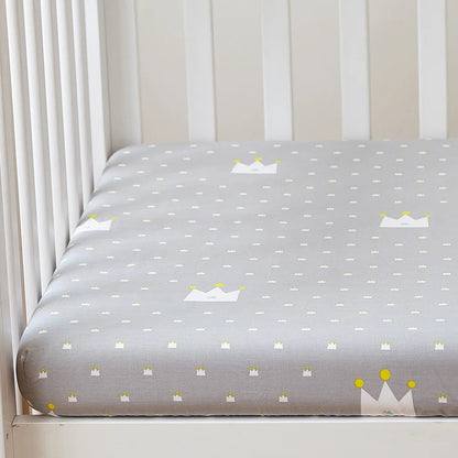 Drap housse lit bébé couronnes sur matelas