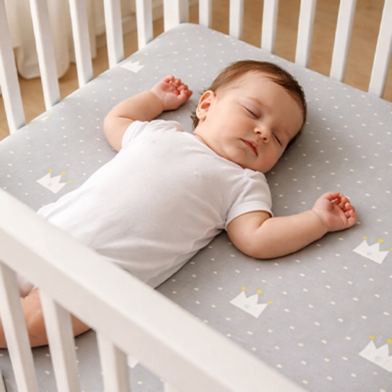 Drap housse lit bébé gris à couronnes