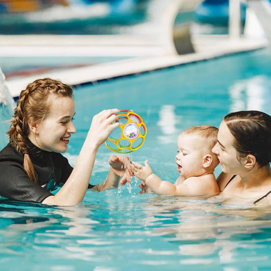 Bébé jouant avec la balle sensorielle dans le bain, un jouet sûr et amusant