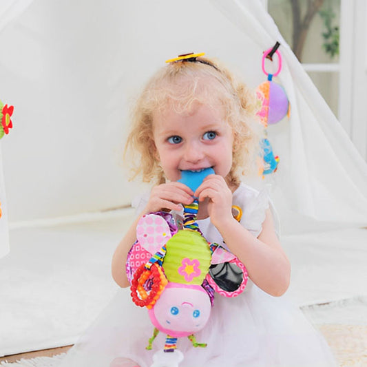 Hochet bébé doux et coloré suspendu à une poussette, idéal pour les trajets