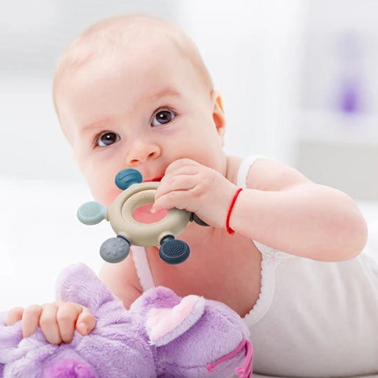 Hochet bébé multi-sensoriel avec textures variées pour éveiller le toucher