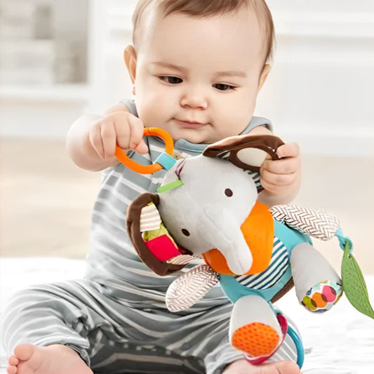 hochet-bebe-peluche-animaux-bebe-tenant-le-hochet-et-jouant-avec