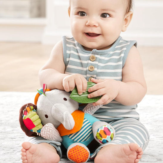 hochet-bebe-peluche-animaux-zoom-sur-les-differentes-textures-du-jouet