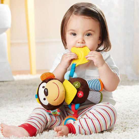 hochet-bebe-peluche-animaux-zoom-sur-les-differentes-textures-du-jouet